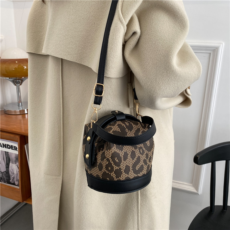 Torba za ramena bucket stil – PU materijal, street trend stil, oblik koša, zatvarač