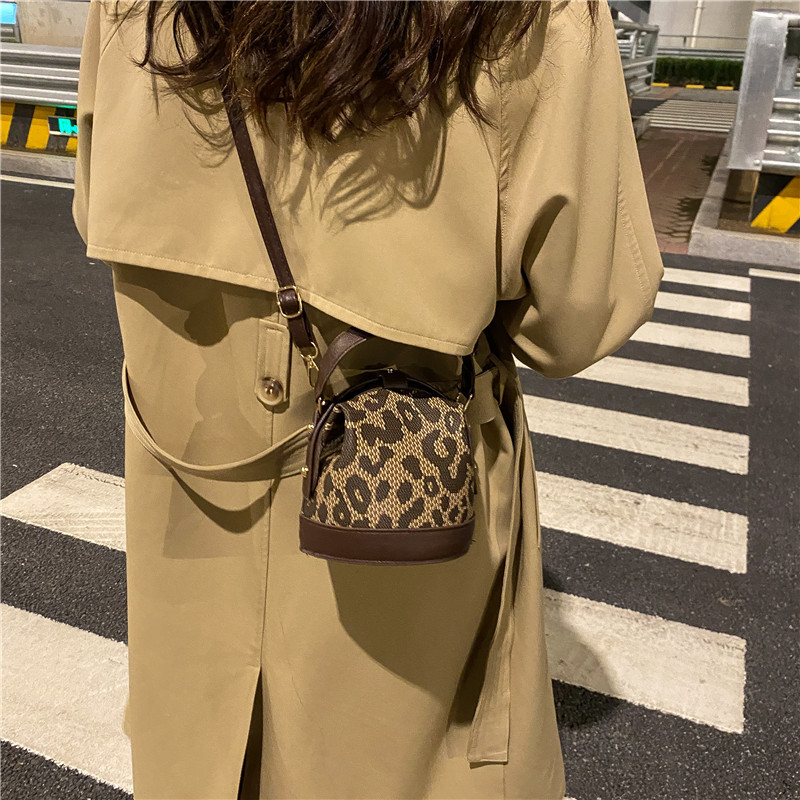 Torba za ramena bucket stil – PU materijal, street trend stil, oblik koša, zatvarač