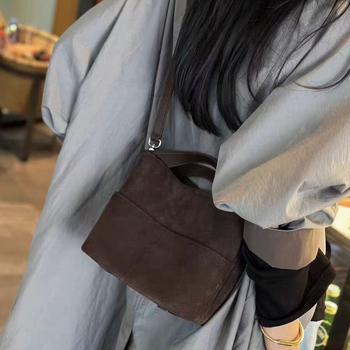 Unisex bucket bag, pamuk, vodoravni kvadratni oblik, magnetska kopča, unutarnja džepa s patentnim zatvaračem