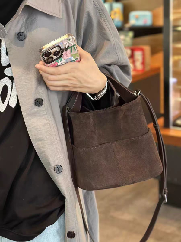 Unisex bucket bag, pamuk, vodoravni kvadratni oblik, magnetska kopča, unutarnja džepa s patentnim zatvaračem