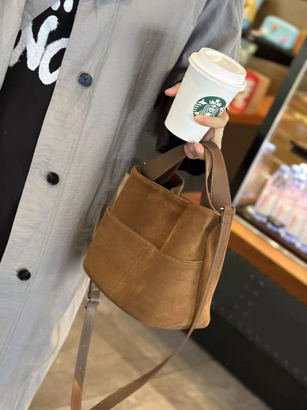Unisex bucket bag, pamuk, vodoravni kvadratni oblik, magnetska kopča, unutarnja džepa s patentnim zatvaračem