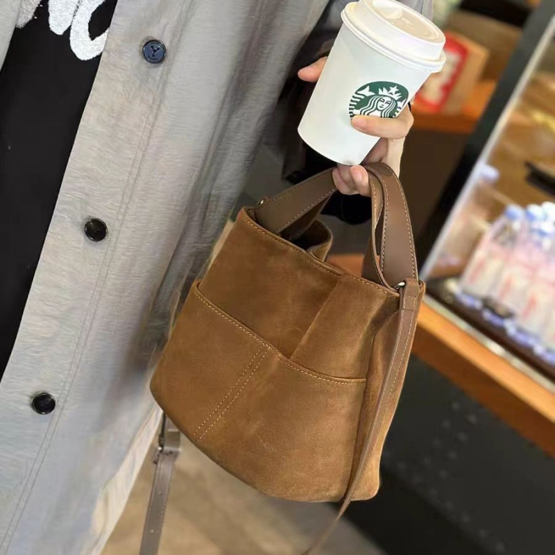 Unisex bucket bag, pamuk, vodoravni kvadratni oblik, magnetska kopča, unutarnja džepa s patentnim zatvaračem