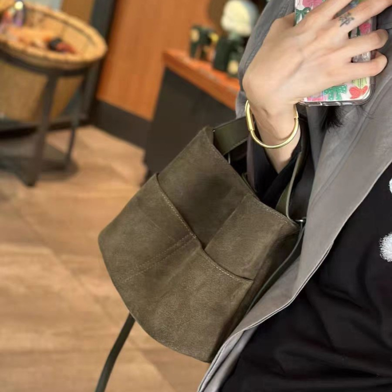 Unisex bucket bag, pamuk, vodoravni kvadratni oblik, magnetska kopča, unutarnja džepa s patentnim zatvaračem