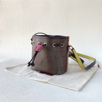 Bucket torba s Paisley uzorkom, PVC materijal, podstava od platna, jednostruka naramenica