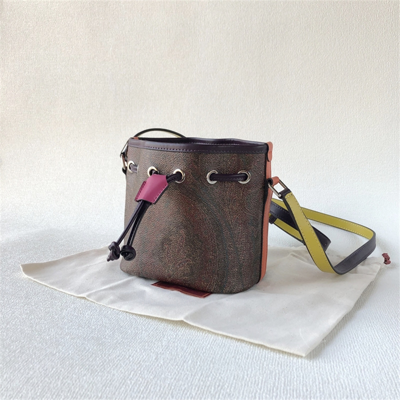 Bucket torba s Paisley uzorkom, PVC materijal, podstava od platna, jednostruka naramenica