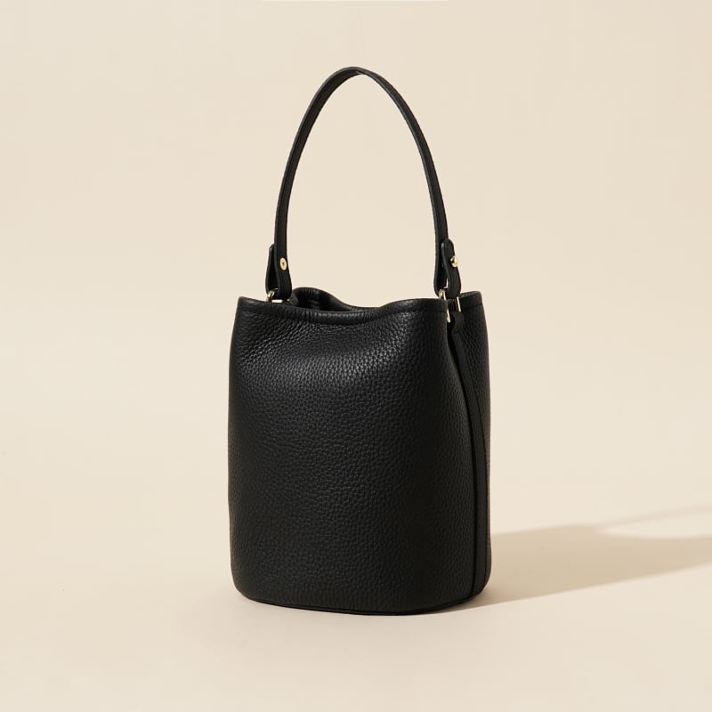 Bucket torbica od kože najvišeg sloja — prava koža, gradski minimalistički stil, otvoreni gornji dio, remen za rame ili crossbody
