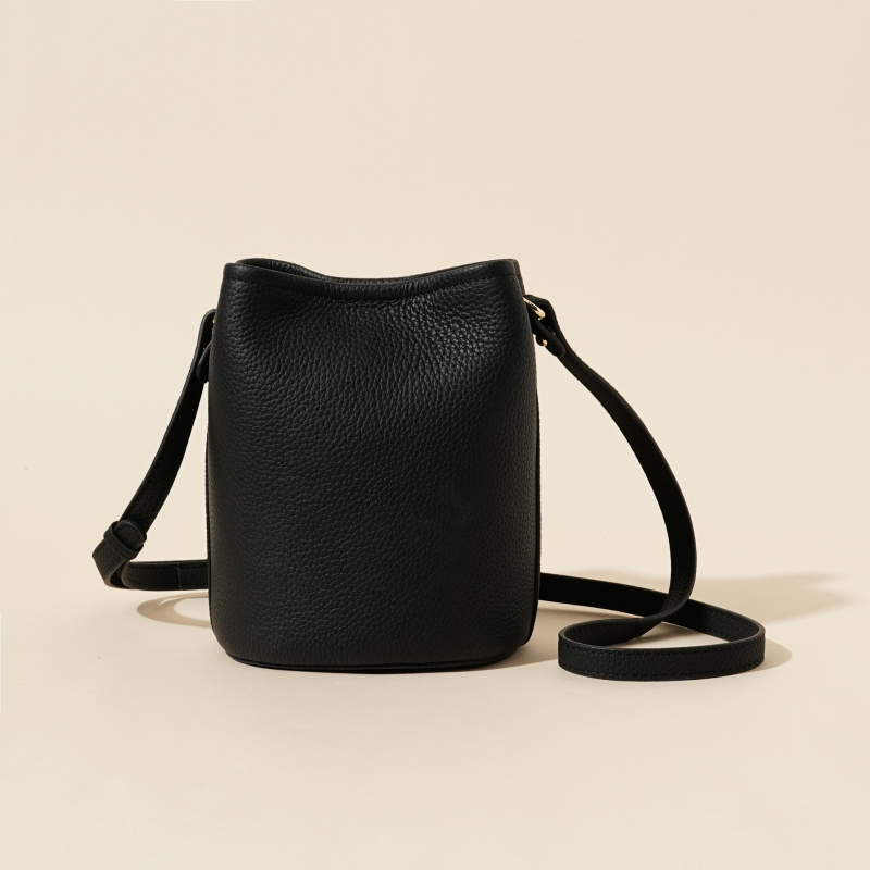 Bucket torbica od kože najvišeg sloja — prava koža, gradski minimalistički stil, otvoreni gornji dio, remen za rame ili crossbody