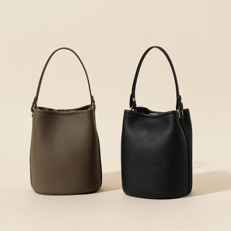 Bucket torbica od kože najvišeg sloja — prava koža, gradski minimalistički stil, otvoreni gornji dio, remen za rame ili crossbody