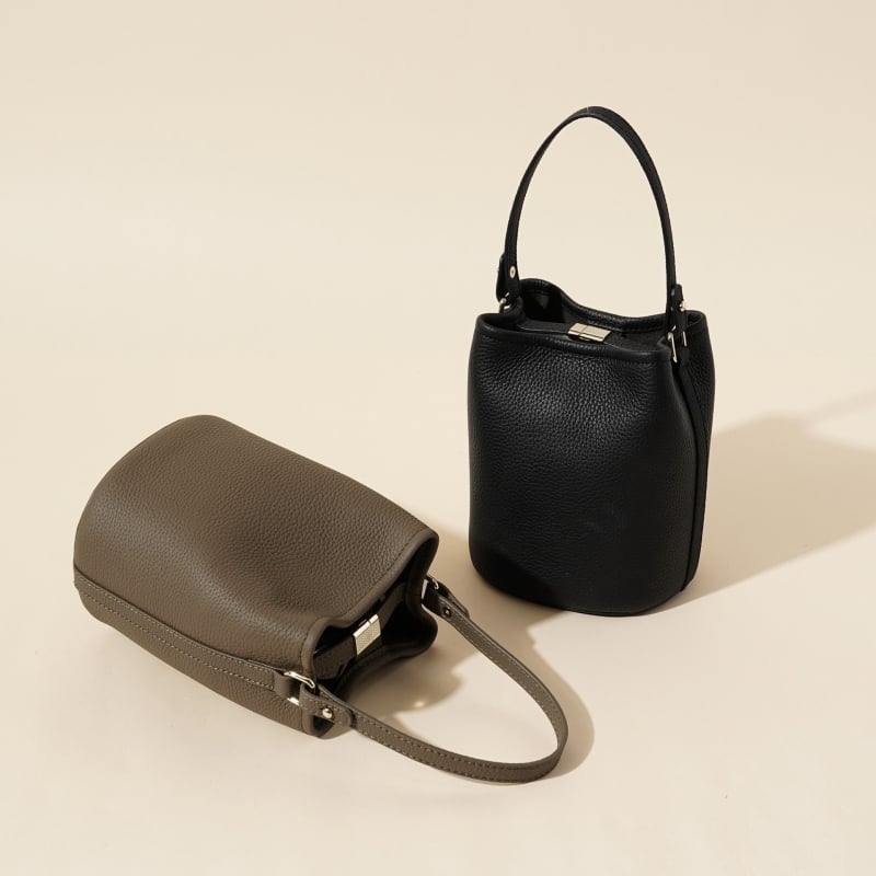 Bucket torbica od kože najvišeg sloja — prava koža, gradski minimalistički stil, otvoreni gornji dio, remen za rame ili crossbody