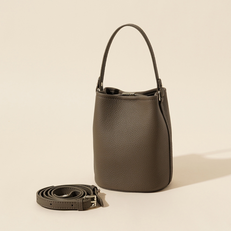 Bucket torbica od kože najvišeg sloja — prava koža, gradski minimalistički stil, otvoreni gornji dio, remen za rame ili crossbody
