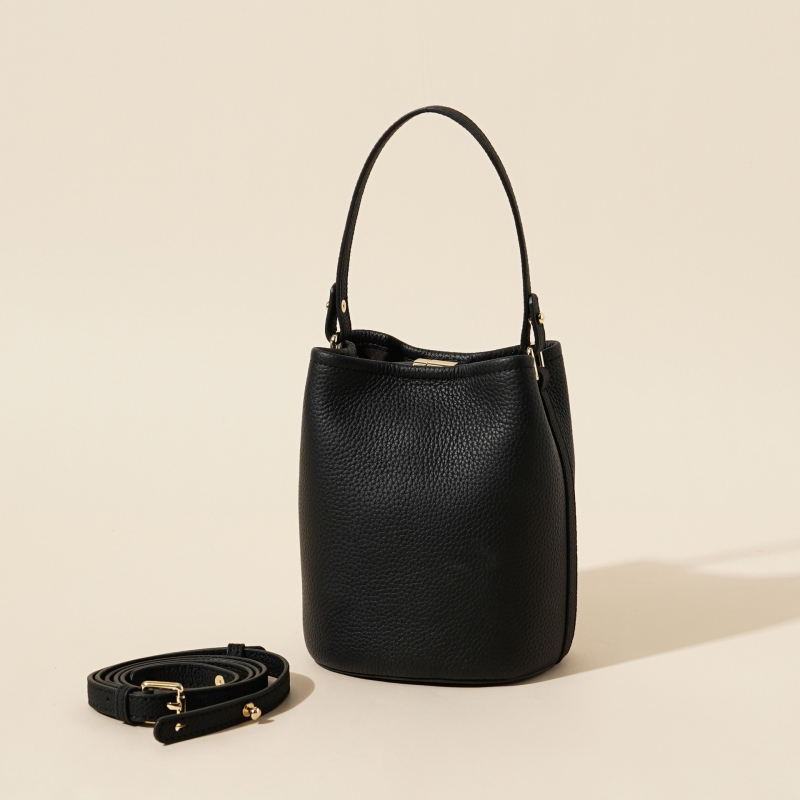 Bucket torbica od kože najvišeg sloja — prava koža, gradski minimalistički stil, otvoreni gornji dio, remen za rame ili crossbody