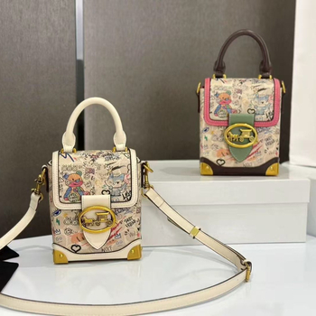 Női kézitáska valódi bőrből – vízszintes négyzet alakú, háromdimenziós külső dizájn, belső laminált cipzáros rekesz, poliészter bélés, márka 01