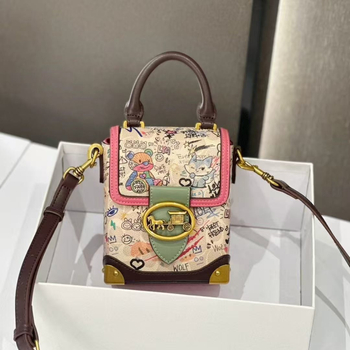 Női kézitáska valódi bőrből – vízszintes négyzet alakú, háromdimenziós külső dizájn, belső laminált cipzáros rekesz, poliészter bélés, márka 01