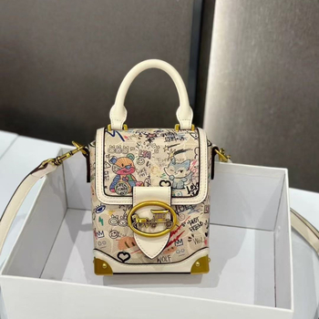 Női kézitáska valódi bőrből – vízszintes négyzet alakú, háromdimenziós külső dizájn, belső laminált cipzáros rekesz, poliészter bélés, márka 01