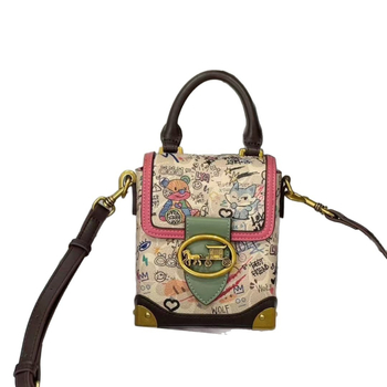 Női kézitáska valódi bőrből – vízszintes négyzet alakú, háromdimenziós külső dizájn, belső laminált cipzáros rekesz, poliészter bélés, márka 01