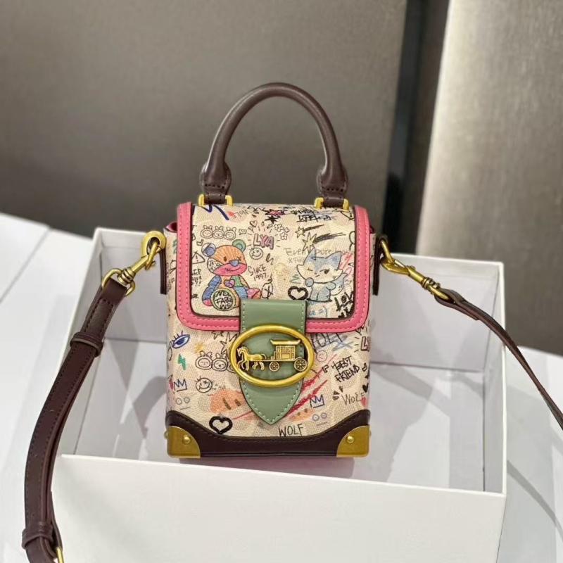 Női kézitáska valódi bőrből – vízszintes négyzet alakú, háromdimenziós külső dizájn, belső laminált cipzáros rekesz, poliészter bélés, márka 01