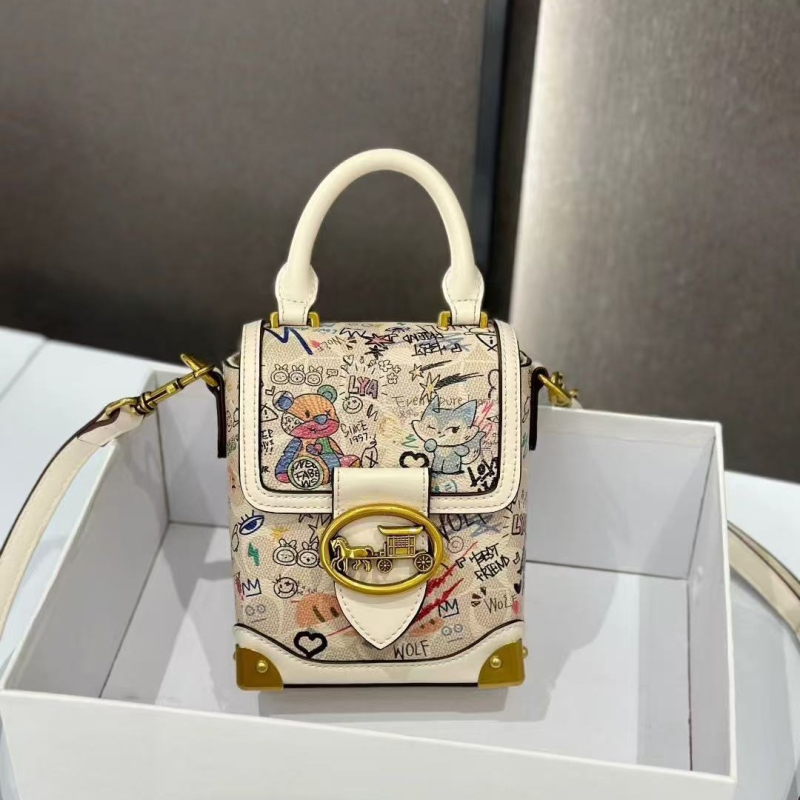 Női kézitáska valódi bőrből – vízszintes négyzet alakú, háromdimenziós külső dizájn, belső laminált cipzáros rekesz, poliészter bélés, márka 01