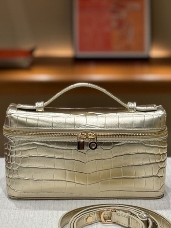 Чанта през рамо с крокодилски модел, естествена кожа, хоризонтално квадратна форма, с цип за отваряне