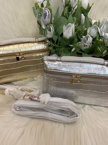 Чанта през рамо с крокодилски модел, естествена кожа, хоризонтално квадратна форма, с цип за отваряне