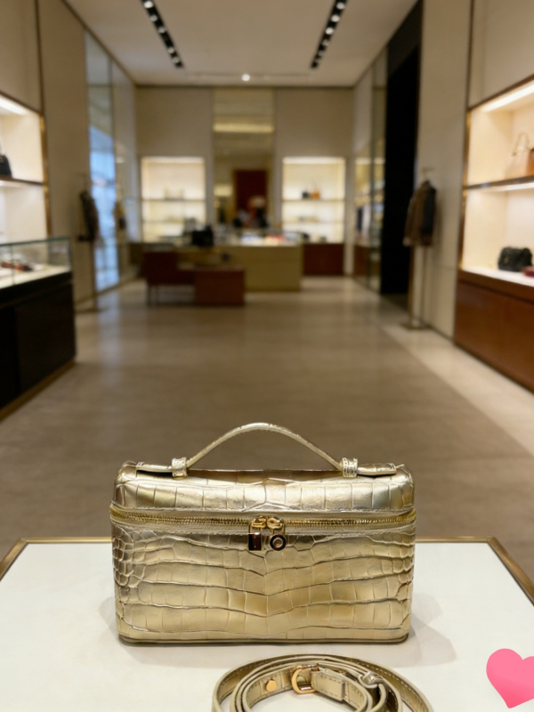 Чанта през рамо с крокодилски модел, естествена кожа, хоризонтално квадратна форма, с цип за отваряне