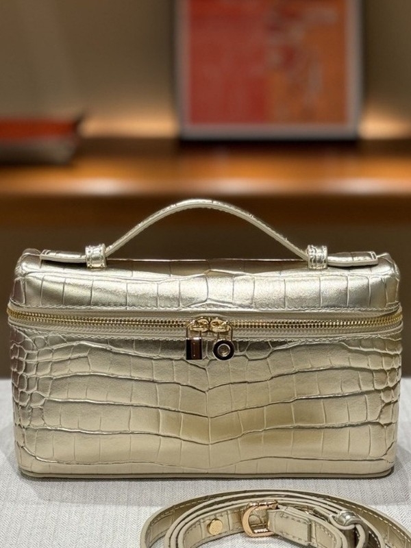 Чанта през рамо с крокодилски модел, естествена кожа, хоризонтално квадратна форма, с цип за отваряне