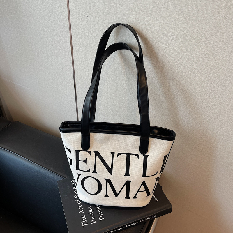 Platnena torba-kanta sa zatvaračem, bucket-stil, dvije naramenice, unutarnji džepovi za telefon i dokumente