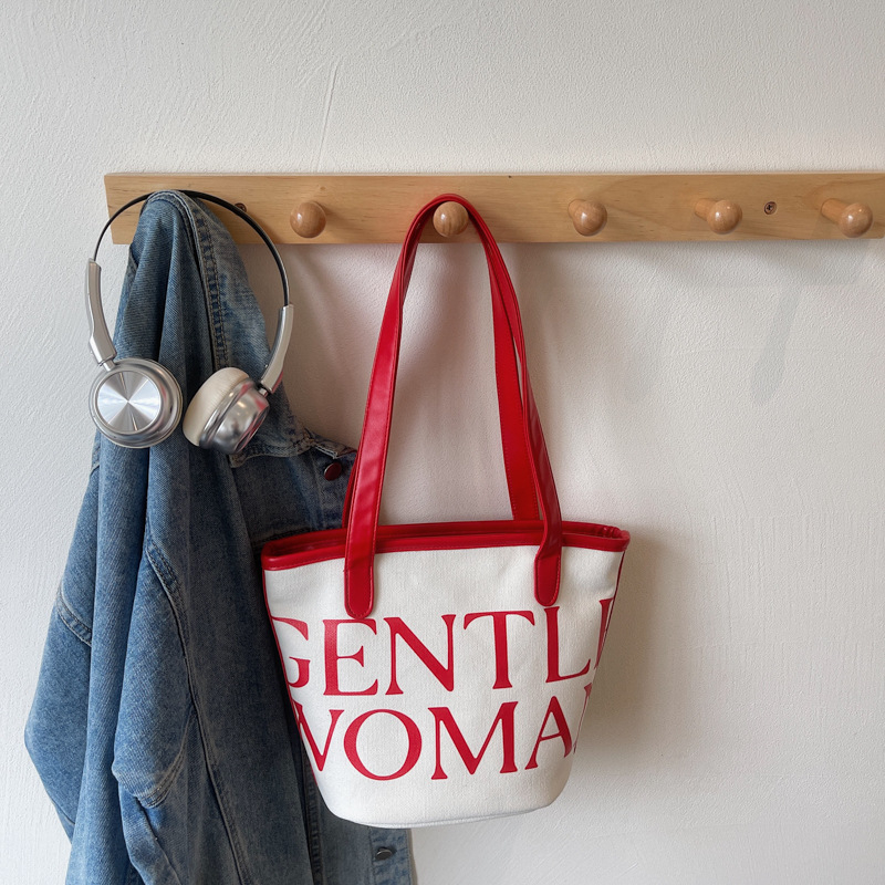 Platnena torba-kanta sa zatvaračem, bucket-stil, dvije naramenice, unutarnji džepovi za telefon i dokumente
