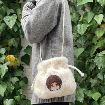 Bucket torba s Monchhichi izvezom, pliš materijal, japanski stil, otvoranje šnrom, podstava od najlona