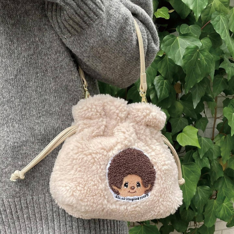 Bucket torba s Monchhichi izvezom, pliš materijal, japanski stil, otvoranje šnrom, podstava od najlona