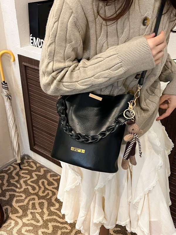 Bucket crossbody torba s cyber-funkcionalnim dizajnom, PU koža, laminirani džep sa zipom, za opuštajuća putovanja — jesen 2025 izdanje