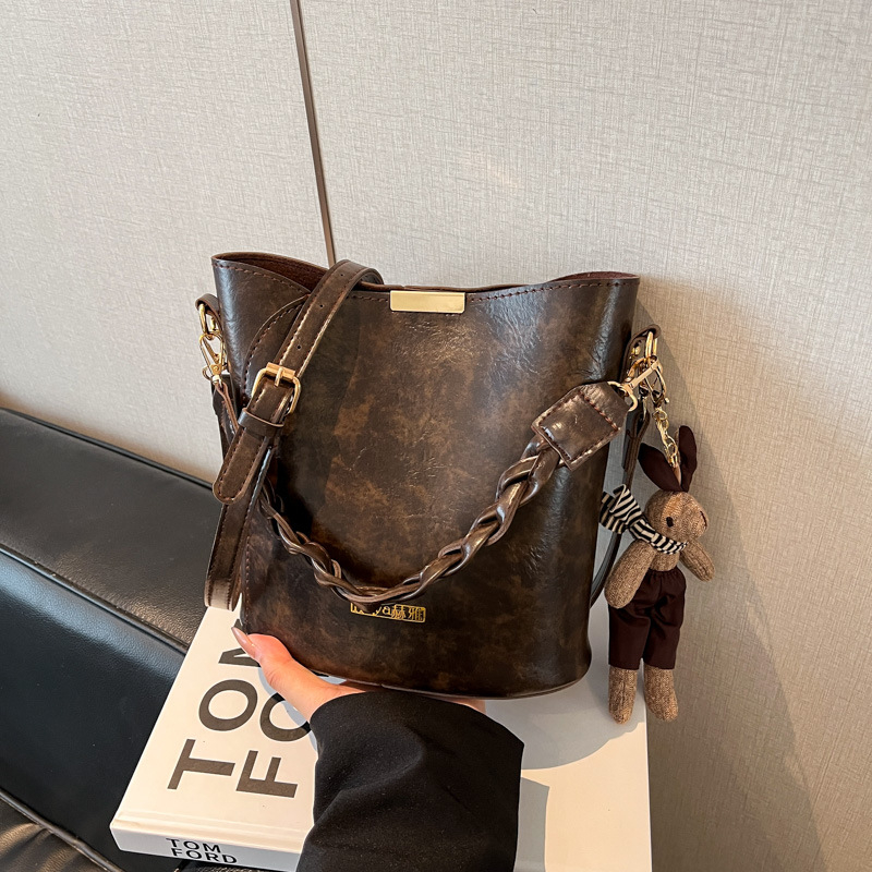 Bucket crossbody torba s cyber-funkcionalnim dizajnom, PU koža, laminirani džep sa zipom, za opuštajuća putovanja — jesen 2025 izdanje