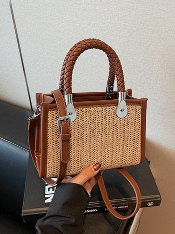 Slamnata crossbody torba, horizontalni kvadratni oblik, zatvarač, pretinac za telefon, jedan remen