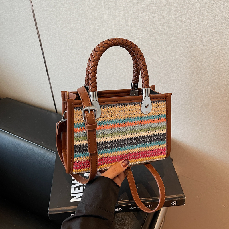 Slamnata crossbody torba, horizontalni kvadratni oblik, zatvarač, pretinac za telefon, jedan remen