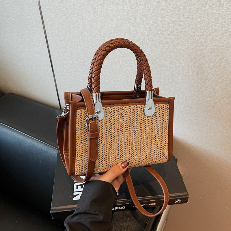Slamnata crossbody torba, horizontalni kvadratni oblik, zatvarač, pretinac za telefon, jedan remen