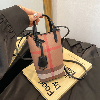 PU crossbody torba, džep za telefon, vertikalno kvadratičnog oblika, magnetsko zatvaranje.