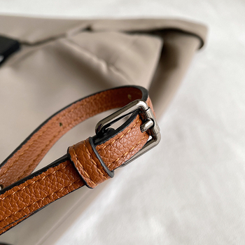 PU crossbody torba, džep za telefon, vertikalno kvadratičnog oblika, magnetsko zatvaranje.