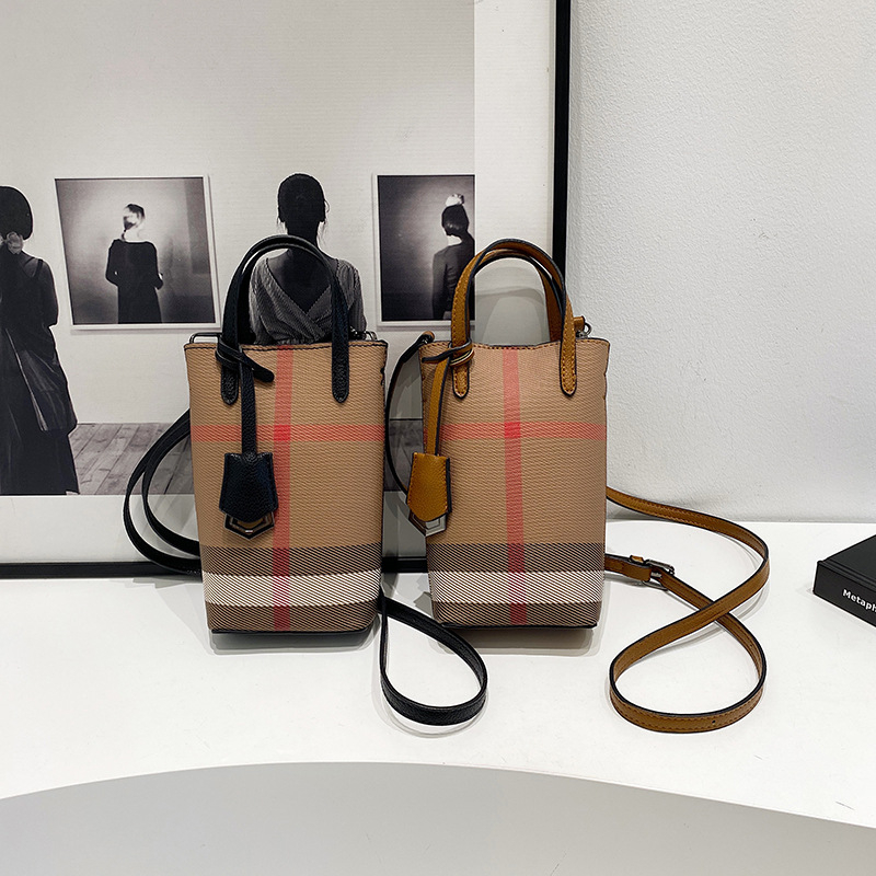 PU crossbody torba, džep za telefon, vertikalno kvadratičnog oblika, magnetsko zatvaranje.