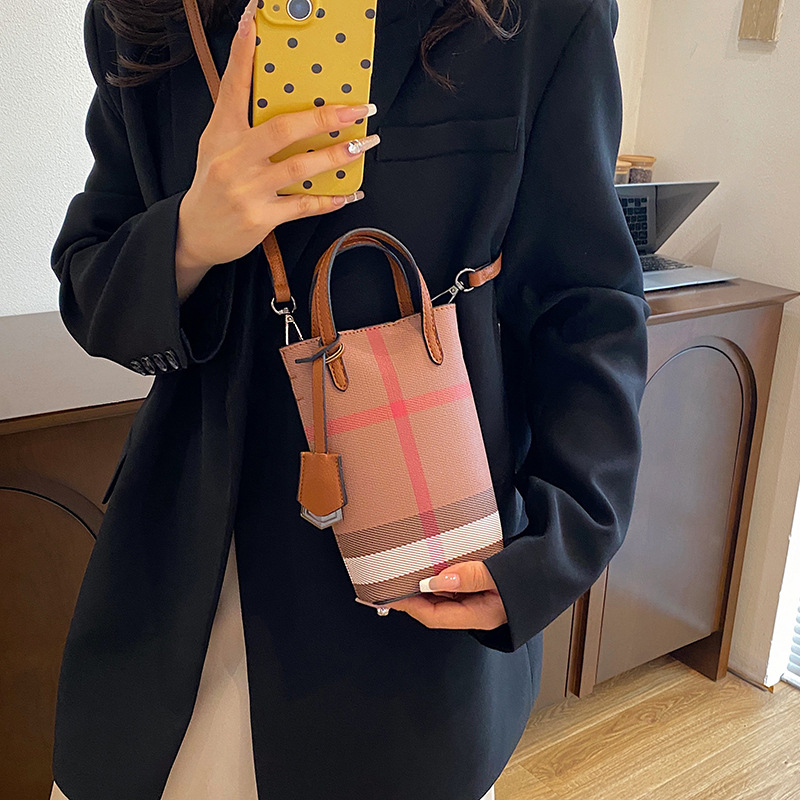 PU crossbody torba, džep za telefon, vertikalno kvadratičnog oblika, magnetsko zatvaranje.