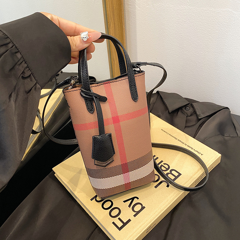 PU crossbody torba, džep za telefon, vertikalno kvadratičnog oblika, magnetsko zatvaranje.