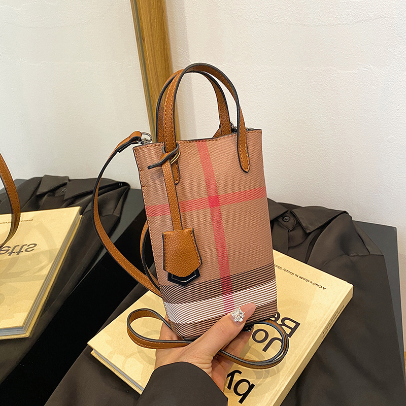 PU crossbody torba, džep za telefon, vertikalno kvadratičnog oblika, magnetsko zatvaranje.