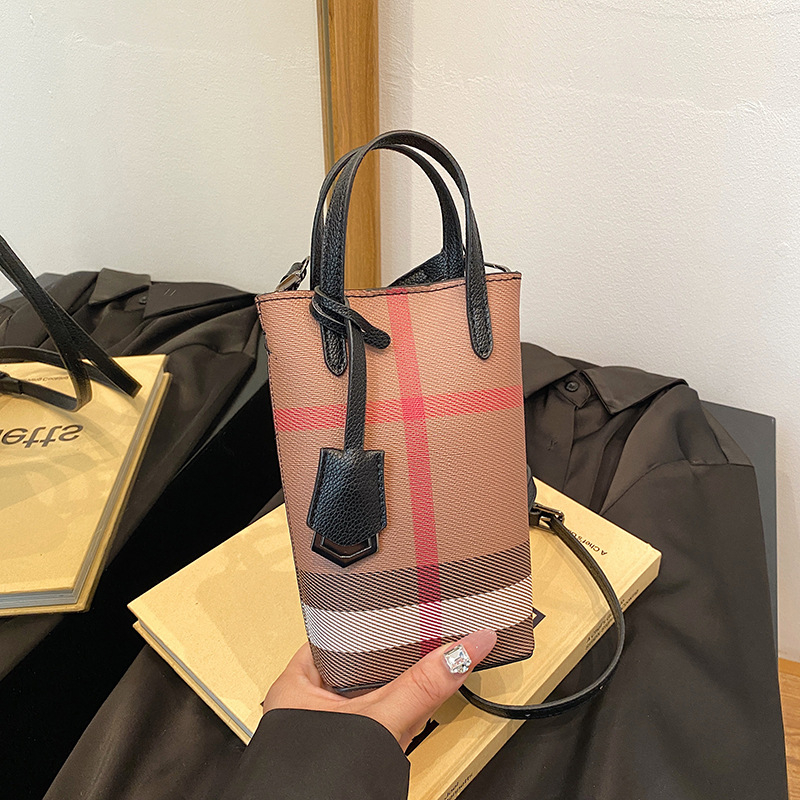 PU crossbody torba, džep za telefon, vertikalno kvadratičnog oblika, magnetsko zatvaranje.