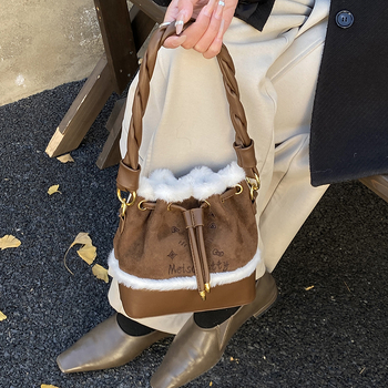Ženska bucket torba u korejskom stilu, zimski model 2025, s jednom naramenicom i crossbody, svakodnevni stil, smeđa mala torbica