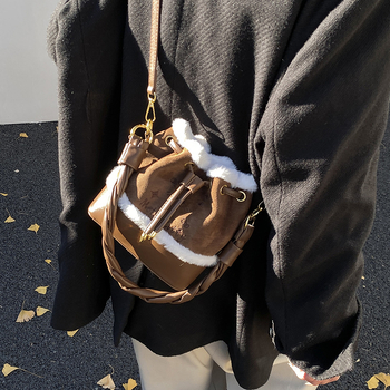 Ženska bucket torba u korejskom stilu, zimski model 2025, s jednom naramenicom i crossbody, svakodnevni stil, smeđa mala torbica