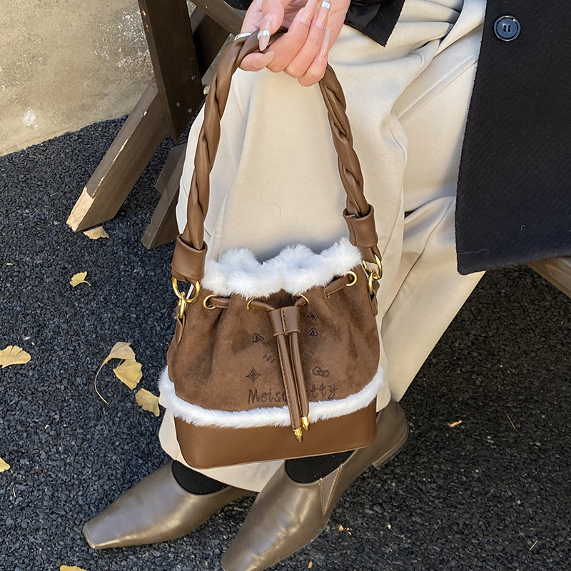 Ženska bucket torba u korejskom stilu, zimski model 2025, s jednom naramenicom i crossbody, svakodnevni stil, smeđa mala torbica