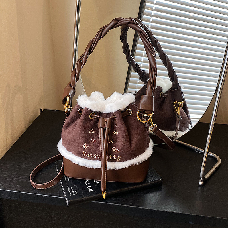 Ženska bucket torba u korejskom stilu, zimski model 2025, s jednom naramenicom i crossbody, svakodnevni stil, smeđa mala torbica
