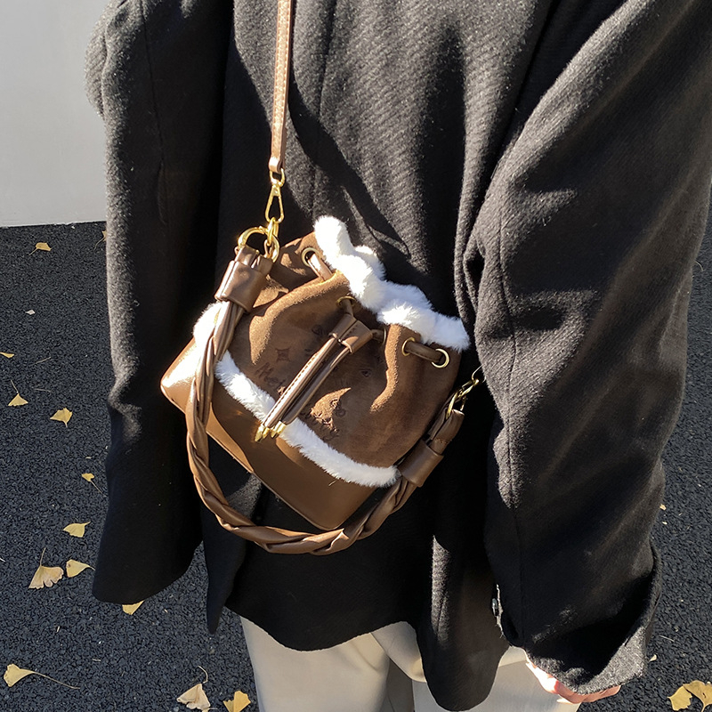 Ženska bucket torba u korejskom stilu, zimski model 2025, s jednom naramenicom i crossbody, svakodnevni stil, smeđa mala torbica