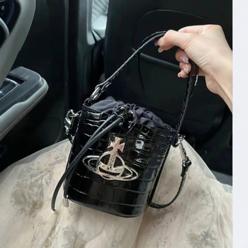 Geantă bucket din PU cu model crocodil, închidere cu șnur, căptușeală din nailon, buzunare interioare pentru telefon și buzunar cu fermoar laminat, două curele