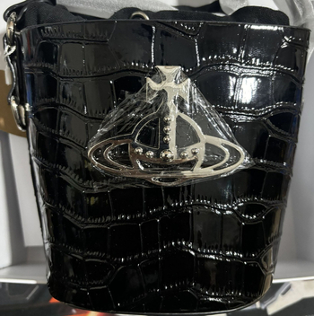 Geantă bucket din PU cu model crocodil, închidere cu șnur, căptușeală din nailon, buzunare interioare pentru telefon și buzunar cu fermoar laminat, două curele