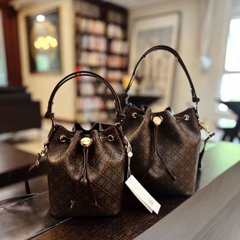 Geantă de damă din piele de vită, stil bucket, închidere cu șnur, căptușeală din poliester, buzunare interioare pentru telefon și documente