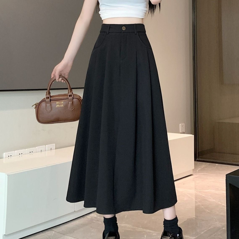 Α-γραμμής μίντι φούστα με υψηλή μέση, πιέτες και κουμπιά, PVC ύφασμα.